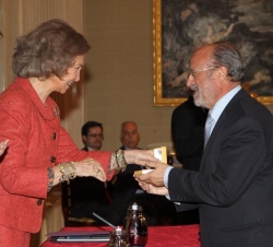 La Reina entrega el Premio a la candidatura de ayuntamientos de 100.001 habitantes en adelante, concedido ex aequo, al alcalde de Valladolid, Javier L